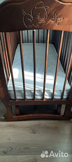 Детская кроватка с маятником