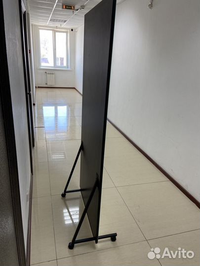 Зеркало на подставке с колесами