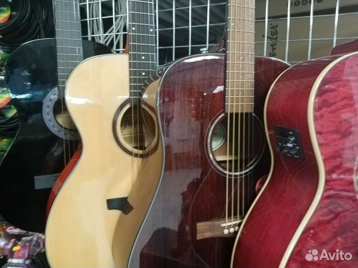 Акустические гитары в ассортименте