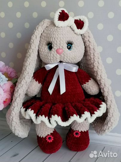 Плюшевая зайка вязаная