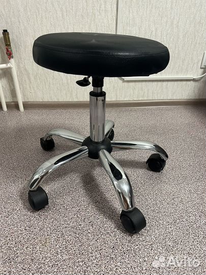 Стул мастера на колесиках без спинки