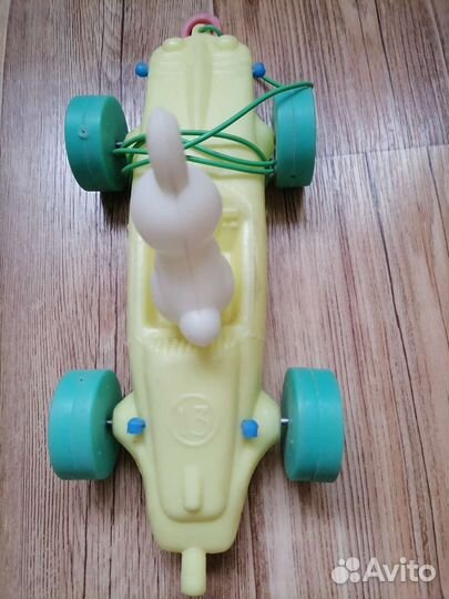 Гоночная машина номер 13 с зайкой СССР