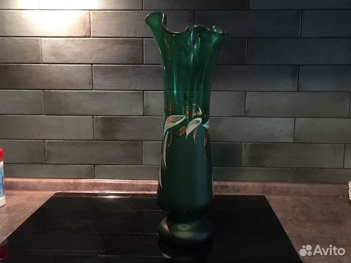 Ваза темно зеленого стекла с росписью