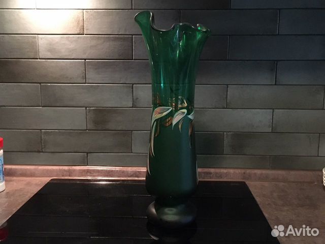 Ваза темно зеленого стекла с росписью