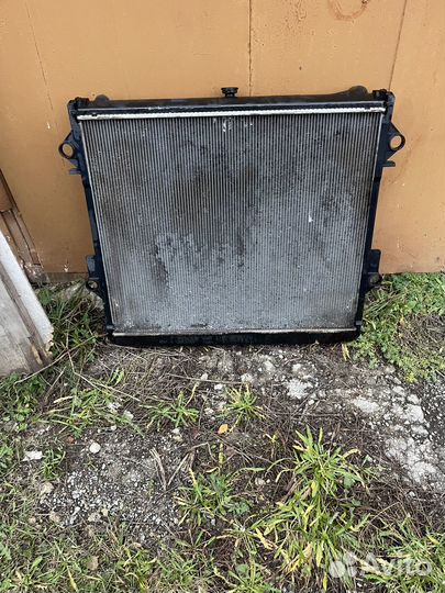Радиатор охлаждения на toyota corolla 200