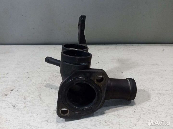 Фланец системы охлаждения Volkswagen Passat B4