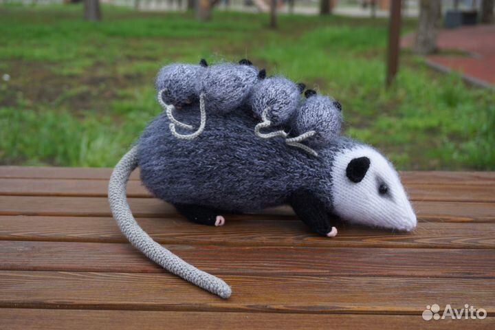 Опоссум с детками - реалистичная вязаная игрушка