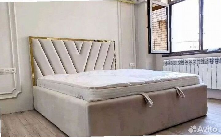 Кровать двуспальная с мягким изголовьем