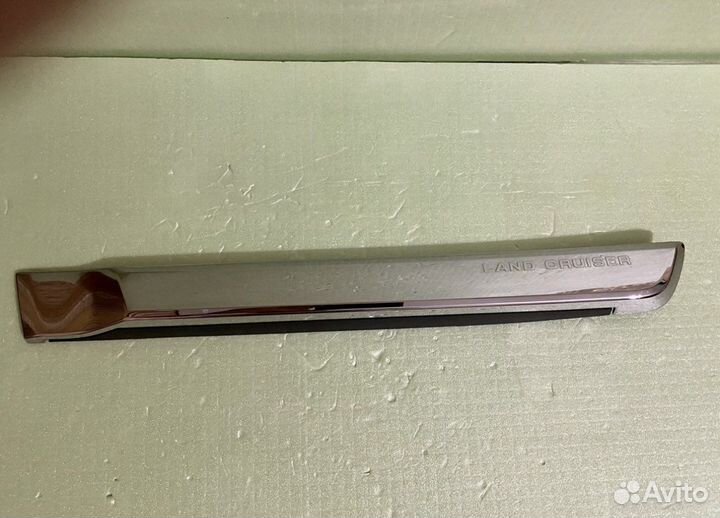 Молдинг задней двери Toyota LC200 левый