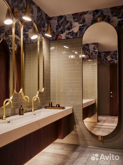 Зеркало в раме капсула