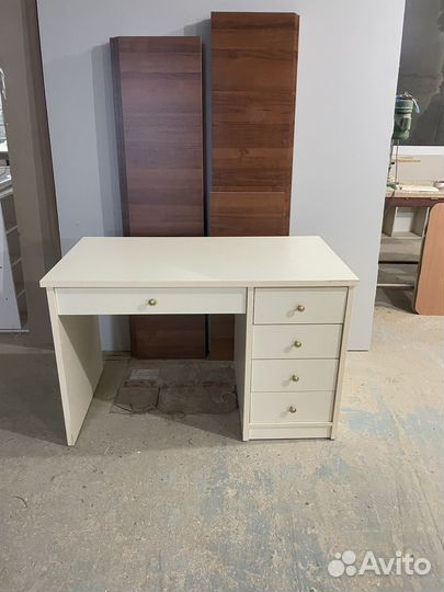 Письменный стол