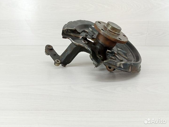 Кулак задний правый Volkswagen Touran