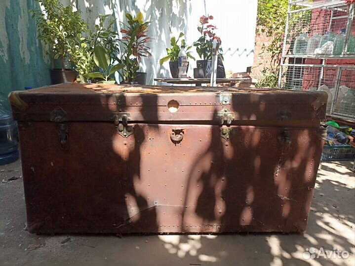 Сундук старинный