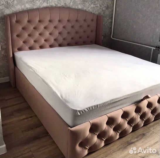 Кровать двухспальная с мягким изголовьем