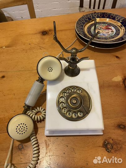 Ретро телефон из оникса