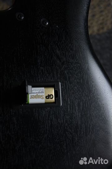 5 струнная бас гитара Ibanez SR305