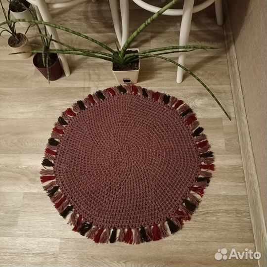 Вязаный коврик ручной работы