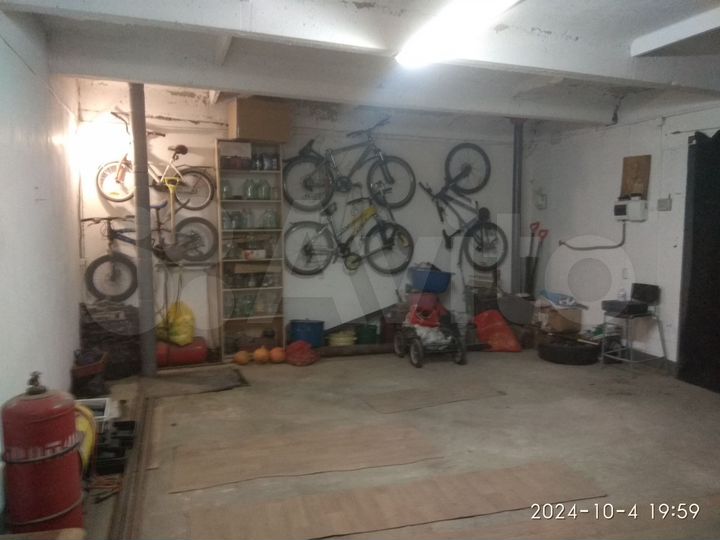 Гараж, > 30 м²