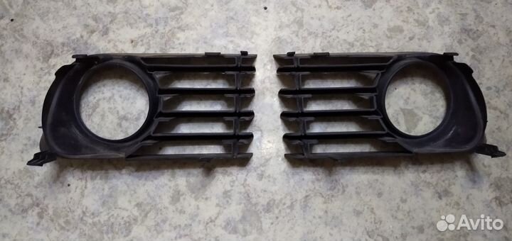 Решётка бампера центральная Toyota Prius NHW 20