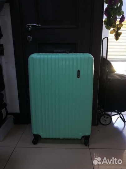 Чемодан пластиковый
