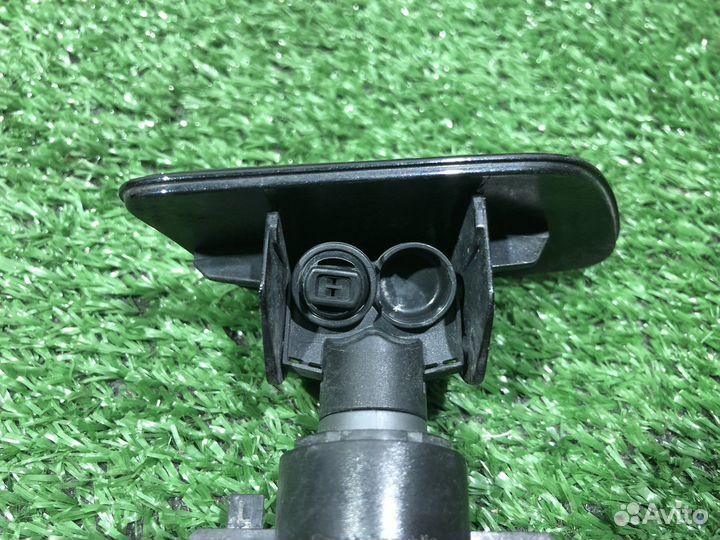 Форсунка омывателя фар девая на BMW G11/12