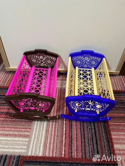 Детские игрушки, кроватки для кукол