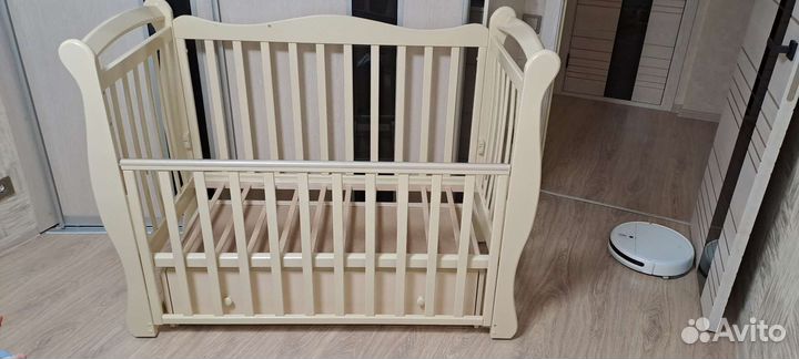 Детская кроватка с маятником