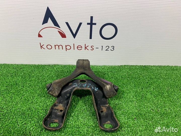 Кронштейн глушителя Audi A3 8P ccza 2009