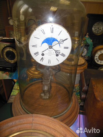 Часы Сollin на бронзовой статуе