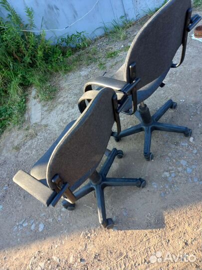 Два одинаковых компьютерных кресла