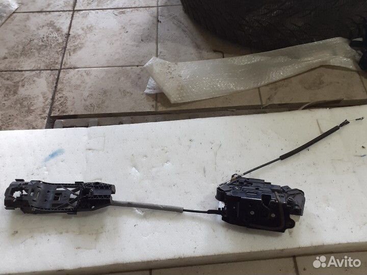 Замок двери задний правый Skoda Fabia Шкода Фабия