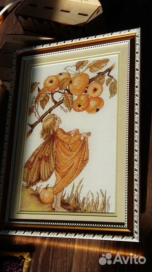 Девочка с яблоней