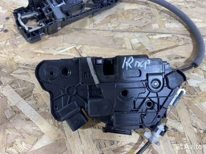 Замок двери передний правый Skoda Fabia 2 Рестайл