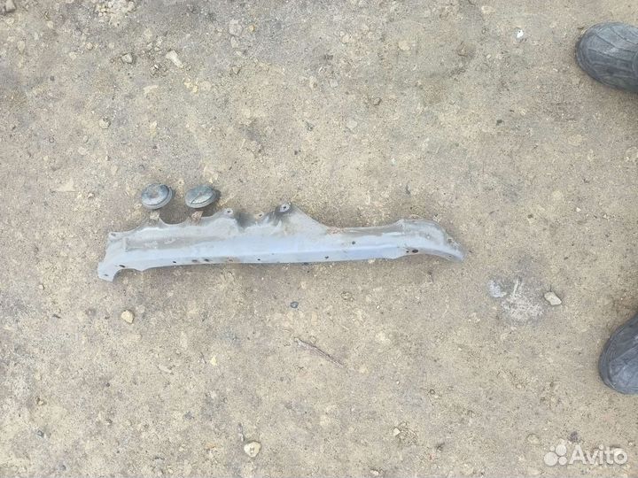 Планка телевизора Toyota Prius nhw10