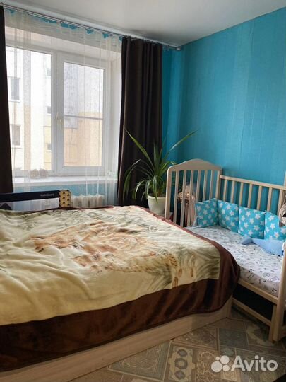 Детская кроватка с маятником