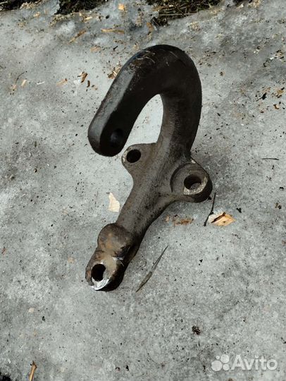 Буксировочный крюк