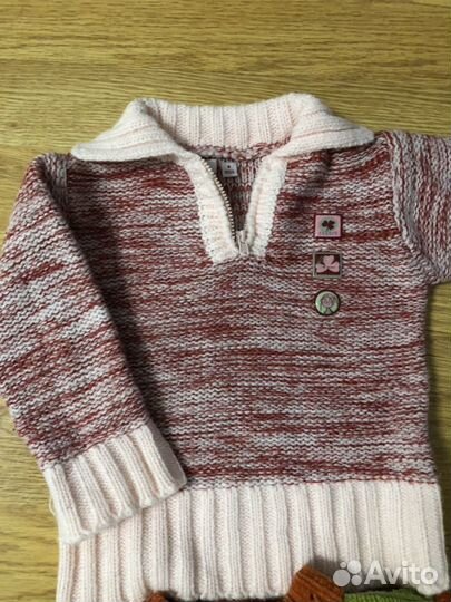 Свитер на девочку размер 6-9 мес