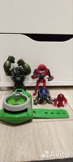 Бен Тен часы, фигурки