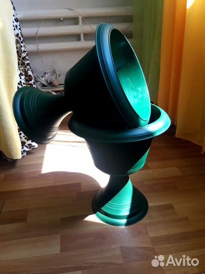 Большой цветочный горшок