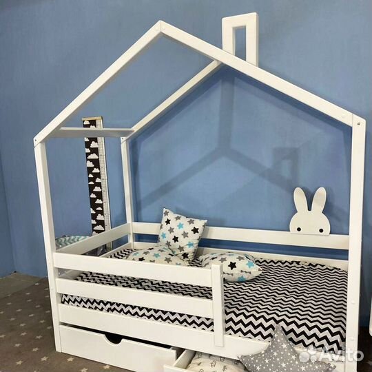 Детская односпальная кровать домик