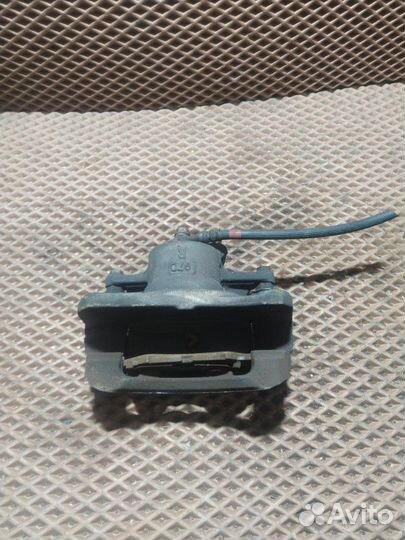 Суппорт тормозной передний правый Toyota Noah