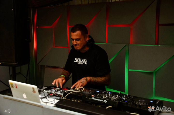 Диджей с оборудованием