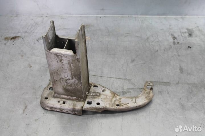 Кронштейн усилителя переднего бампера правый Aud