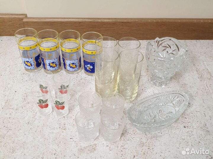 Стеклянные стаканы и хрустальные вазы