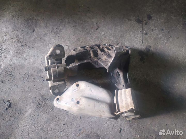 Кронштейн с подушкой Опель Астра F