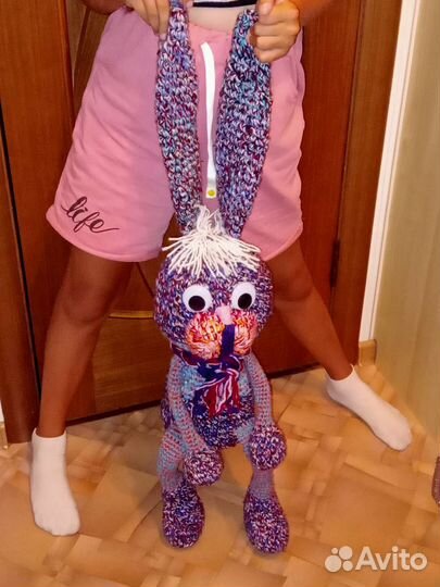 Вязанная игрушка заяц