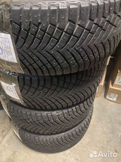 Michelin X-Ice North 4 275/45 R22