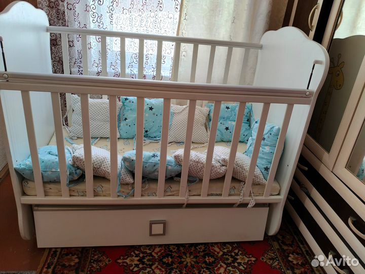 Детская кроватка с маятником и ящиком