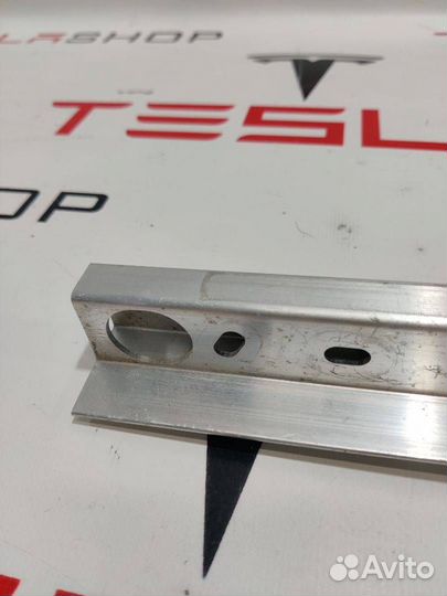 Планка держатель кронштейна АКБ Tesla Model 3 2019