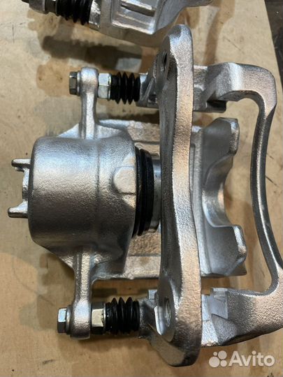 Комплект передних тормозных суппортов